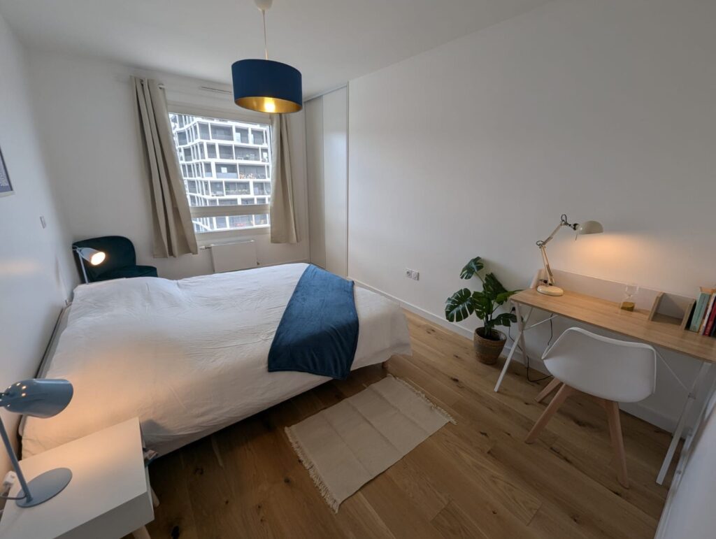 Chambre confortable sur les tons bleus avec un lit en 160 x 200, un petit fauteuil crapaud et 1 bureau.