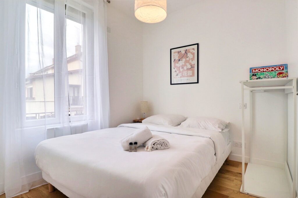 Chambre avec un lit double pour airbnb