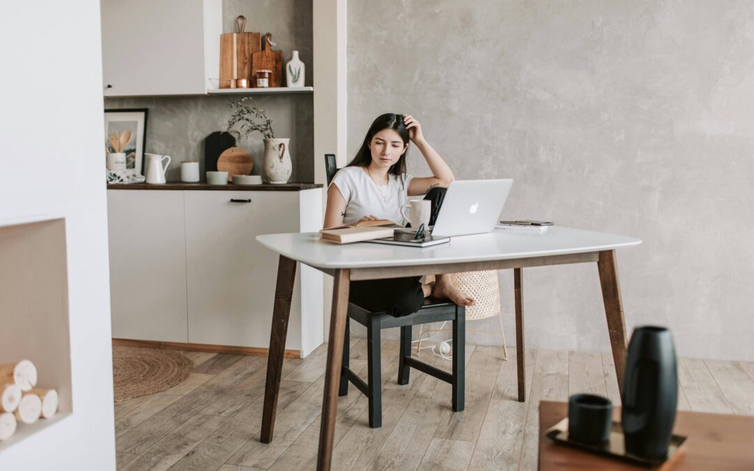 une étudiante qui révise dans son studio