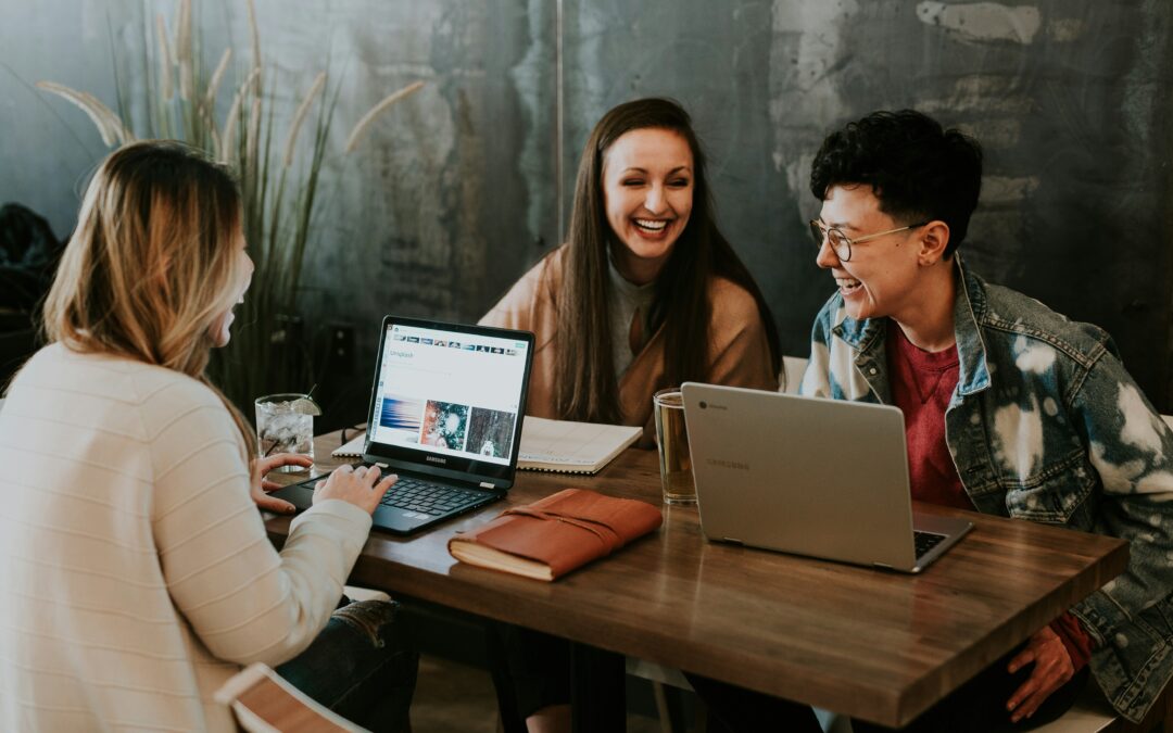 groupe étudiant qui travaillent