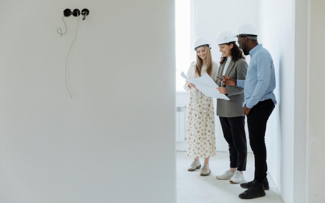 un couple sur le chantier de leur appartement neuf en construction